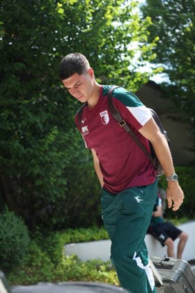 31.07.2026, GER, Fussball, Herren, FC Augsburg, 1. BL, Saison 2026 2027, Trainingslager, Achensee, Ankunft, Posthotel Der FC Augsburg ist am Mannschaftshotel im Trainingslager in Achenkirch angekommen. Mert Kömür läuft mit Koffer zum Eingang. Achenkirch