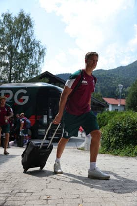 31.07.2026, GER, Fussball, Herren, FC Augsburg, 1. BL, Saison 2026 2027, Trainingslager, Achensee, Ankunft, Posthotel Der FC Augsburg ist am Mannschaftshotel im Trainingslager in Achenkirch angekommen. Finn Dahmen läuft mit Koffer zum Eingang. Achenkirch