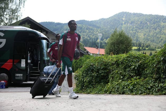 31.07.2026, GER, Fussball, Herren, FC Augsburg, 1. BL, Saison 2026 2027, Trainingslager, Achensee, Ankunft, Posthotel Der FC Augsburg ist am Mannschaftshotel im Trainingslager in Achenkirch angekommen. Uchenna Ugundu läuft mit Koffer zum Eingang. Achenkirch