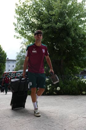 31.07.2026, GER, Fussball, Herren, FC Augsburg, 1. BL, Saison 2026 2027, Trainingslager, Achensee, Ankunft, Posthotel Der FC Augsburg ist am Mannschaftshotel im Trainingslager in Achenkirch angekommen. Rodrigo Ribeiro läuft mit Koffer zum Eingang. Achenkirch