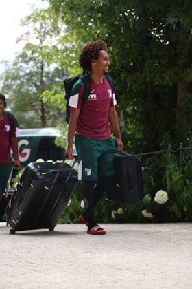 31.07.2026, GER, Fussball, Herren, FC Augsburg, 1. BL, Saison 2026 2027, Trainingslager, Achensee, Ankunft, Posthotel Der FC Augsburg ist am Mannschaftshotel im Trainingslager in Achenkirch angekommen. Han-Noah Massengo läuft mit Koffer zum Eingang. Achenkirch