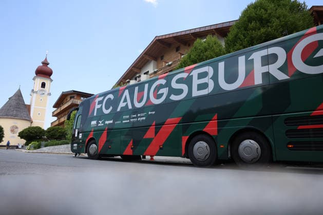 31.07.2026, GER, Fussball, Herren, FC Augsburg, 1. BL, Saison 2026 2027, Trainingslager, Achensee, Ankunft, Posthotel Der FC Augsburg ist am Mannschaftshotel im Trainingslager in Achenkirch angekommen. Der Mannschaftsbus steht vor dem Hotel. Achenkirch