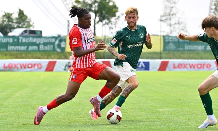 31.07.2026 - Fussball - Saison 2026 2027 - Testspiel Freundschaftsspiel Vorbereitungsspiel - SC Freiburg - SpVgg Greuther Fürth ( Kleeblatt ) - - Sportfoto Zink - xwoxzix - regulations prohibit any use of photographs as image sequences and or quasi-video - only for editorial use - Cyriaque Irie (22, SC Freiburg ) Ole Pohlmann (10, SpVgg Greuther Fürth )