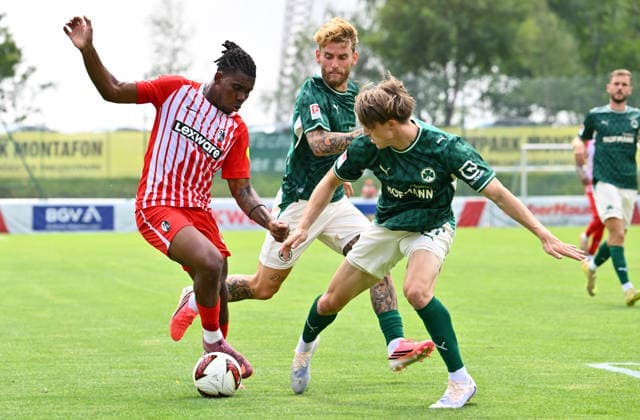 31.07.2026 - Fussball - Saison 2026 2027 - Testspiel Freundschaftsspiel Vorbereitungsspiel - SC Freiburg - SpVgg Greuther Fürth ( Kleeblatt ) - - Sportfoto Zink - xwoxzix - regulations prohibit any use of photographs as image sequences and or quasi-video - only for editorial use - Cyriaque Irie (22, SC Freiburg ) Ole Pohlmann (10, SpVgg Greuther Fürth ) Gian Luca Gian-Luca Itter (27, SpVgg Greuther Fürth )
