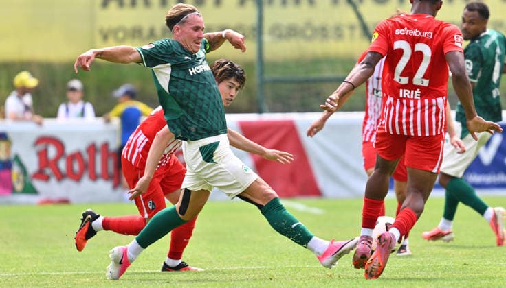 31.07.2026 - Fussball - Saison 2026 2027 - Testspiel Freundschaftsspiel Vorbereitungsspiel - SC Freiburg - SpVgg Greuther Fürth ( Kleeblatt ) - - Sportfoto Zink - xwoxzix - regulations prohibit any use of photographs as image sequences and or quasi-video - only for editorial use - Felix Klaus (30, SpVgg Greuther Fürth ) vor Yuito Suzuki (14, SC Freiburg )