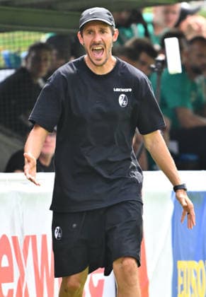 31.07.2026 - Fussball - Saison 2026 2027 - Testspiel Freundschaftsspiel Vorbereitungsspiel - SC Freiburg - SpVgg Greuther Fürth ( Kleeblatt ) - - Sportfoto Zink - xwoxzix - regulations prohibit any use of photographs as image sequences and or quasi-video - only for editorial use - Julian Schuster ( Trainer SC Freiburg ) ruft schreit brüllt