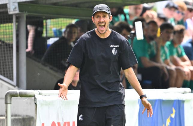 31.07.2026 - Fussball - Saison 2026 2027 - Testspiel Freundschaftsspiel Vorbereitungsspiel - SC Freiburg - SpVgg Greuther Fürth ( Kleeblatt ) - - Sportfoto Zink - xwoxzix - regulations prohibit any use of photographs as image sequences and or quasi-video - only for editorial use - Julian Schuster ( Trainer SC Freiburg ) ruft schreit brüllt