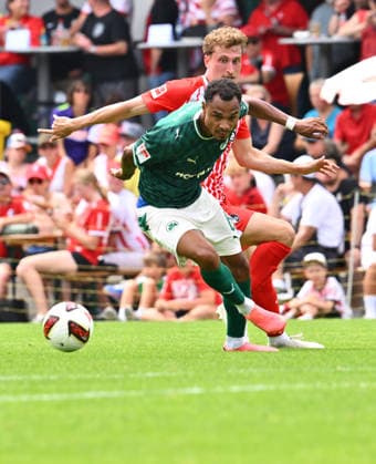 31.07.2026 - Fussball - Saison 2026 2027 - Testspiel Freundschaftsspiel Vorbereitungsspiel - SC Freiburg - SpVgg Greuther Fürth ( Kleeblatt ) - - Sportfoto Zink - xwoxzix - regulations prohibit any use of photographs as image sequences and or quasi-video - only for editorial use - Sacha Banse Bansé (6, SpVgg Greuther Fürth ) vor Patrick Osterhage (6, SC Freiburg )