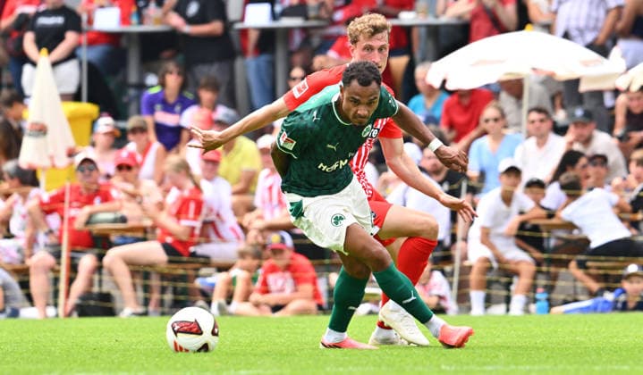 31.07.2026 - Fussball - Saison 2026 2027 - Testspiel Freundschaftsspiel Vorbereitungsspiel - SC Freiburg - SpVgg Greuther Fürth ( Kleeblatt ) - - Sportfoto Zink - xwoxzix - regulations prohibit any use of photographs as image sequences and or quasi-video - only for editorial use - Sacha Banse Bansé (6, SpVgg Greuther Fürth ) vor Patrick Osterhage (6, SC Freiburg )