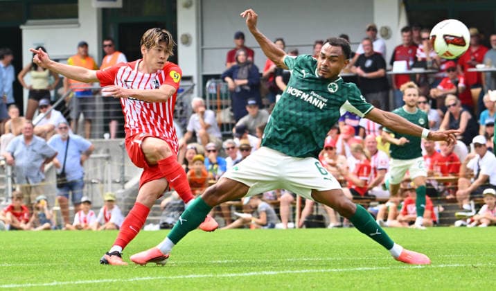 31.07.2026 - Fussball - Saison 2026 2027 - Testspiel Freundschaftsspiel Vorbereitungsspiel - SC Freiburg - SpVgg Greuther Fürth ( Kleeblatt ) - - Sportfoto Zink - xwoxzix - regulations prohibit any use of photographs as image sequences and or quasi-video - only for editorial use - Yuito Suzuki (14, SC Freiburg ) Sacha Banse Bansé (6, SpVgg Greuther Fürth )