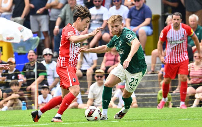 31.07.2026 - Fussball - Saison 2026 2027 - Testspiel Freundschaftsspiel Vorbereitungsspiel - SC Freiburg - SpVgg Greuther Fürth ( Kleeblatt ) - - Sportfoto Zink - xwoxzix - regulations prohibit any use of photographs as image sequences and or quasi-video - only for editorial use - Yuito Suzuki (14, SC Freiburg ) Jannik Dehm ( 23, SpVgg Greuther Fürth )