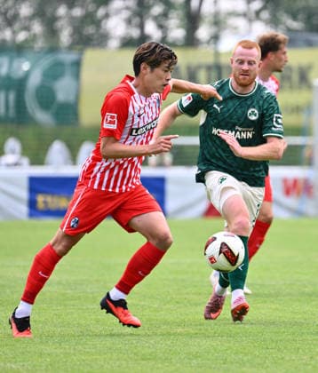 31.07.2026 - Fussball - Saison 2026 2027 - Testspiel Freundschaftsspiel Vorbereitungsspiel - SC Freiburg - SpVgg Greuther Fürth ( Kleeblatt ) - - Sportfoto Zink - xwoxzix - regulations prohibit any use of photographs as image sequences and or quasi-video - only for editorial use - Yuito Suzuki (14, SC Freiburg ) Paul Will (13, SpVgg Greuther Fürth )