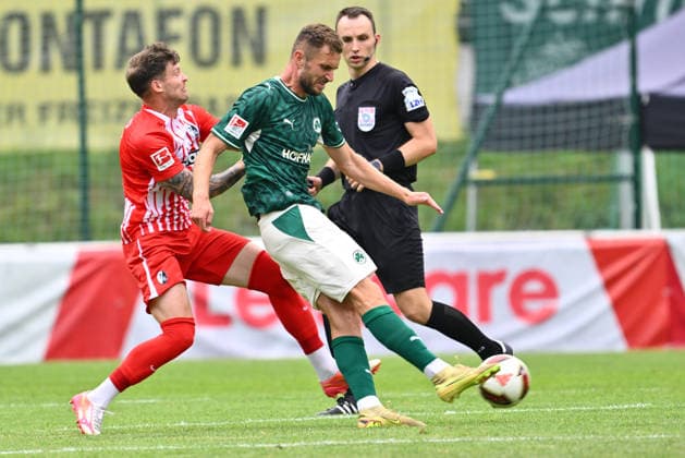 31.07.2026 - Fussball - Saison 2026 2027 - Testspiel Freundschaftsspiel Vorbereitungsspiel - SC Freiburg - SpVgg Greuther Fürth ( Kleeblatt ) - - Sportfoto Zink - xwoxzix - regulations prohibit any use of photographs as image sequences and or quasi-video - only for editorial use - Lukas Kübler (17, SC Freiburg ) Dennis Srbeny (7, SpVgg Greuther Fürth )