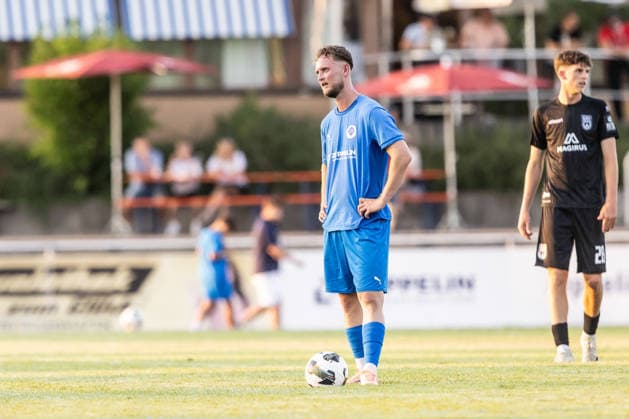 VfB Friedrichshafen vs. SSV Ulm 1846 Fußball, Fussball, Wfv-Pokal, 2. Runde, Zeppelinstadion Friedrichshafen 29.07.26 Dennis Blaser (VfB Friedrichshafen, 22) am Anstoßpunkt VfB Friedrichshafen vs. SSV Ulm 1846 Fußball, Fussball, Wfv-Pokal, 2. Runde, Zeppelinstadion Friedrichshafen 29.07.26 Foto: Lucca Fundel Friedrichshafen Zeppelinstadion Baden-Württemberg Deutschland