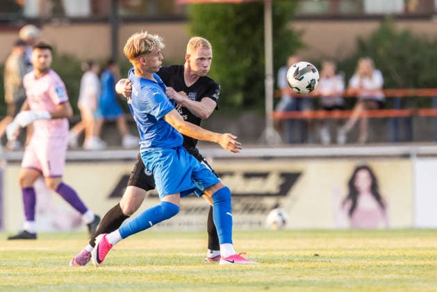 VfB Friedrichshafen vs. SSV Ulm 1846 Fußball, Fussball, Wfv-Pokal, 2. Runde, Zeppelinstadion Friedrichshafen 29.07.26 v.l. Kai Kramer (VfB Friedrichshafen, 11), Leon Müller (SSV Ulm 1846 Fußball, 17) VfB Friedrichshafen vs. SSV Ulm 1846 Fußball, Fussball, Wfv-Pokal, 2. Runde, Zeppelinstadion Friedrichshafen 29.07.26 Foto: Lucca Fundel Friedrichshafen Zeppelinstadion Baden-Württemberg Deutschland