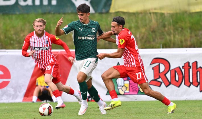 31.07.2026 - Fussball - Saison 2026 2027 - Testspiel Freundschaftsspiel Vorbereitungsspiel - SC Freiburg - SpVgg Greuther Fürth ( Kleeblatt ) - - Sportfoto Zink - xwoxzix - regulations prohibit any use of photographs as image sequences and or quasi-video - only for editorial use - Aaron Keller (11, SpVgg Greuther Fürth ) gegen Niklas Beste (19, SC Freiburg , links ) Berkay Yilmaz (27, SC Freiburg , rechts )
