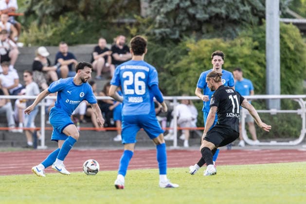 VfB Friedrichshafen vs. SSV Ulm 1846 Fußball, Fussball, Wfv-Pokal, 2. Runde, Zeppelinstadion Friedrichshafen 29.07.26 v.l. Erbas Emirhan (VfB Friedrichshafen, 25), Dennis Chessa (SSV Ulm 1846 Fußball, 11) VfB Friedrichshafen vs. SSV Ulm 1846 Fußball, Fussball, Wfv-Pokal, 2. Runde, Zeppelinstadion Friedrichshafen 29.07.26 Foto: Lucca Fundel Friedrichshafen Zeppelinstadion Baden-Württemberg Deutschland