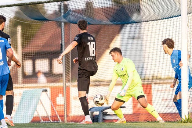 VfB Friedrichshafen vs. SSV Ulm 1846 Fußball, Fussball, Wfv-Pokal, 2. Runde, Zeppelinstadion Friedrichshafen 29.07.26 v.l. Steffen Meuer (SSV Ulm 1846 Fußball, 18), Patrick Benz (VfB Friedrichshafen, 01) VfB Friedrichshafen vs. SSV Ulm 1846 Fußball, Fussball, Wfv-Pokal, 2. Runde, Zeppelinstadion Friedrichshafen 29.07.26 Foto: Lucca Fundel Friedrichshafen Zeppelinstadion Baden-Württemberg Deutschland