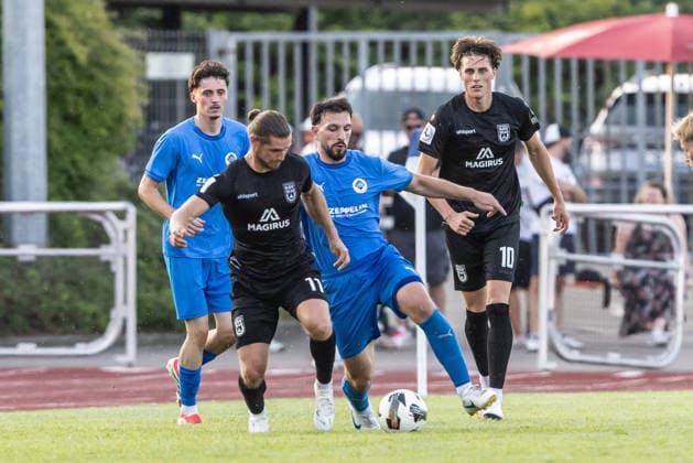 VfB Friedrichshafen vs. SSV Ulm 1846 Fußball, Fussball, Wfv-Pokal, 2. Runde, Zeppelinstadion Friedrichshafen 29.07.26 v.l. Dennis Chessa (SSV Ulm 1846 Fußball, 11), Erbas Emirhan (VfB Friedrichshafen, 25) VfB Friedrichshafen vs. SSV Ulm 1846 Fußball, Fussball, Wfv-Pokal, 2. Runde, Zeppelinstadion Friedrichshafen 29.07.26 Foto: Lucca Fundel Friedrichshafen Zeppelinstadion Baden-Württemberg Deutschland