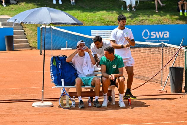 Tennis 1. Bundesliga Herren; TC Augsburg Siebentisch - TK GW Mannheim, 31.07.2026 AUGSBURG, GERMANY - 31. JULY: im Bild Niels McDONALD vom TC GW Mannheim im Gespräch mit seinem Trainer während dem Match der 1. Bundesliga Herren zwischen dem TC Augsburg und dem TK GW Mannheim am 6. Spieltag Copyright: xBEAUTIFULxSPORTS Goldbergx