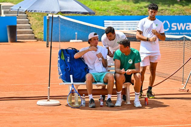 Tennis 1. Bundesliga Herren; TC Augsburg Siebentisch - TK GW Mannheim, 31.07.2026 AUGSBURG, GERMANY - 31. JULY: im Bild Niels McDONALD vom TC GW Mannheim im Gespräch mit seinem Trainer während dem Match der 1. Bundesliga Herren zwischen dem TC Augsburg und dem TK GW Mannheim am 6. Spieltag Copyright: xBEAUTIFULxSPORTS Goldbergx
