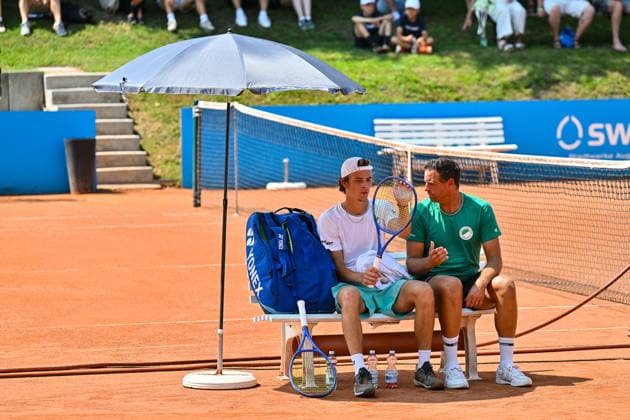 Tennis 1. Bundesliga Herren; TC Augsburg Siebentisch - TK GW Mannheim, 31.07.2026 AUGSBURG, GERMANY - 31. JULY: im Bild Niels McDONALD vom TC GW Mannheim im Gespräch mit seinem Trainer während dem Match der 1. Bundesliga Herren zwischen dem TC Augsburg und dem TK GW Mannheim am 6. Spieltag Copyright: xBEAUTIFULxSPORTS Goldbergx