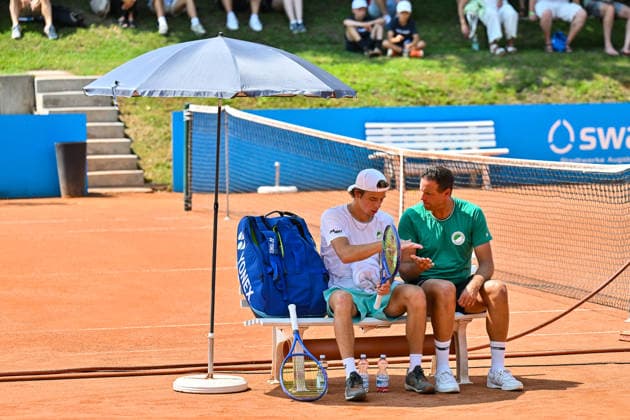 Tennis 1. Bundesliga Herren; TC Augsburg Siebentisch - TK GW Mannheim, 31.07.2026 AUGSBURG, GERMANY - 31. JULY: im Bild Niels McDONALD vom TC GW Mannheim im Gespräch mit seinem Trainer während dem Match der 1. Bundesliga Herren zwischen dem TC Augsburg und dem TK GW Mannheim am 6. Spieltag Copyright: xBEAUTIFULxSPORTS Goldbergx