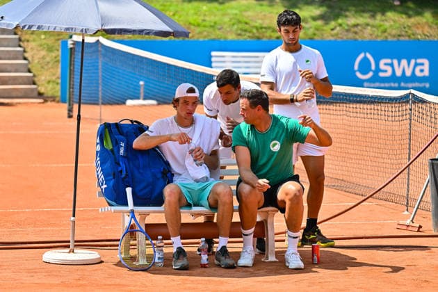 Tennis 1. Bundesliga Herren; TC Augsburg Siebentisch - TK GW Mannheim, 31.07.2026 AUGSBURG, GERMANY - 31. JULY: im Bild Niels McDONALD vom TC GW Mannheim im Gespräch mit seinem Trainer während dem Match der 1. Bundesliga Herren zwischen dem TC Augsburg und dem TK GW Mannheim am 6. Spieltag Copyright: xBEAUTIFULxSPORTS Goldbergx