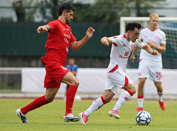 SOCCER - Mainz vs Al-Ahli, test match KUFSTEIN,AUSTRIA,31.JUL.26 - SOCCER - 1. DFL, 1. Deutsche Bundesliga, UAE Pro League, 1. FSV Mainz 05 vs Shabab Al-Ahli, test match. Image shows Saeid Ezatolahi (Shabab Al-Ahli) and Paul Nebel (Mainz).  GEPAxpictures xThomasxBachun