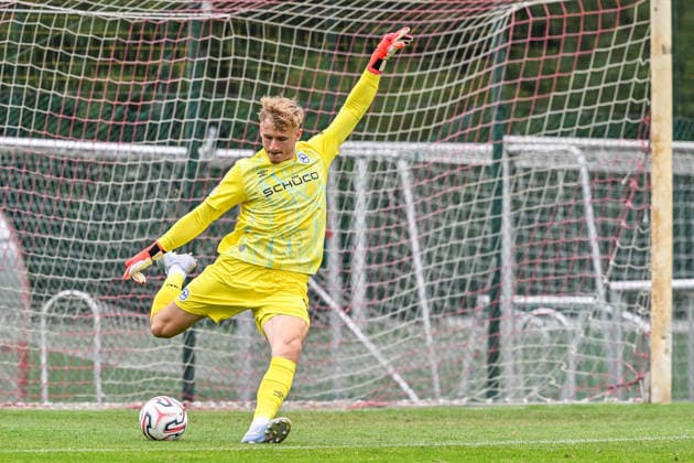 260731 Standard de Liege vs Arminia Bielefeld Jonas Kersken (1) of Arminia Bielefeld during a friendly soccer game in the preparations ahead of the Jupiler Pro League season 2026 - 2027 between Standard de Liege and Arminia Bielefeld from Germany on July 31 , 2026 in Liege, Belgium. (Photo by Stijn Audooren Isosport) Liege SL16 Football Campus Liege Belgium  Copyright: xIsosportxStijnxAudoorenx