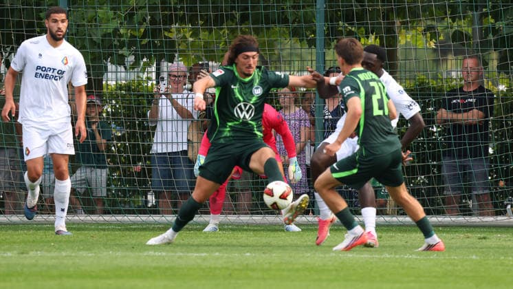 VfL vs SC Telstar, Testspiel Wolfsburg, 31.07.2026, Fußball, Herren, Saison 2026 2027, Testspiel, VfL Wolfsburg vs. SC Telstar, Robert Glatzel (VfL Wolfsburg) jubelt mit Mannschaftskollegen nach seinem Tor zum1:0 VW Arena Deutschland