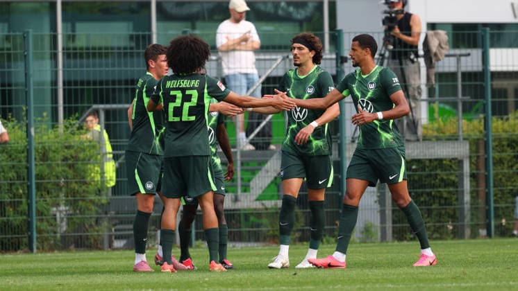 VfL vs SC Telstar, Testspiel Wolfsburg, 31.07.2026, Fußball, Herren, Saison 2026 2027, Testspiel, VfL Wolfsburg vs. SC Telstar, Robert Glatzel (VfL Wolfsburg) jubelt mit Mannschaftskollegen nach seinem Tor zum1:0 VW Arena Deutschland