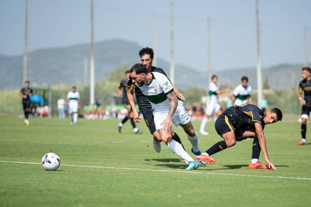 Tete Morente of Elche and Alex Lopez of Cordoba during preseason friendly match between Elche CF v Cordoba CF played at Oliva, Valencia on July 31, 2026 in Spain Oliva Valenci Spain Copyright: xVicentexVidalx xAgenciaxLOFx