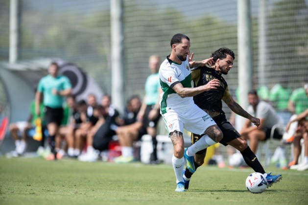 Tete Morente of Elche and Tasende of Cordoba during preseason friendly match between Elche CF v Cordoba CF played at Oliva, Valencia on July 31, 2026 in Spain Oliva Valenci Spain Copyright: xVicentexVidalx xAgenciaxLOFx