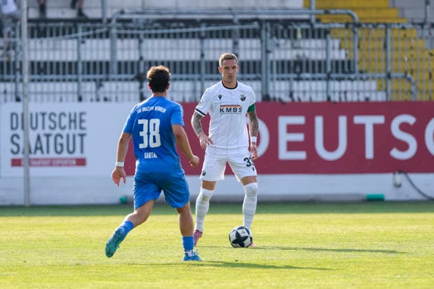 v.li.: Ismet Kartal (TSG, 38), Marco Kehl-Gomez (SVS, 33), Zweikampf, Spielszene, Duell, duel, tackle, tackling, Dynamik, Action, Aktion, 31.07.2026, Sandhausen (Deutschland), Fussball, bfv-Verbandspokal, 3. Runde, SV Sandhausen - TSG 1862 09 Weinheim