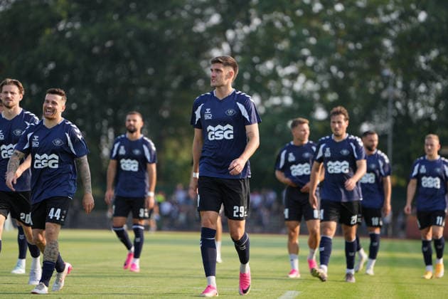 Fußball I Herren I Saison 2026-2027 I Regionalliga Nord I 1. Spieltag I SV Werder Bremen U23 - VfB Oldenburg I 31.07.2026 Marc Schröder (20, VfB Oldenburg), Nico Knystock (44, VfB Oldenburg), Mats Facklam (29, VfB Oldenburg) und Nick Otto (21, VfB Oldenburg) mit Guter Laune vorm Anpfiff Bremen Stadiongelände Platz 11 Bremen Deutschland Copyright: xLobeca JonasxBoningx
