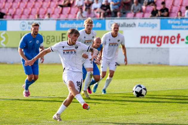 Tim Korzuschek (SVS, 18), Spieler vom SV Sandhausen (SVS), erzielt per Elfmeter das Tor zum 1:0, Treffer, Torerfolg, Highlight, Action, Aktion, Spielszene, 31.07.2026, Sandhausen (Deutschland), Fussball, bfv-Verbandspokal, 3. Runde, SV Sandhausen - TSG 1862 09 Weinheim