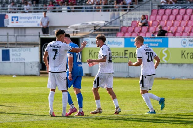 v.li.: David Mamutovic (SVS, 7), Torschütze Tim Korzuschek (SVS, 18), Phil Halbauer (SVS, 20), Spieler vom SV Sandhausen (SVS), jubeln über das Tor zum 1:0, Jubel, Torjubel, Torerfolg, celebrate the goal, goal, celebration, jubelt ueber das Tor, Freuen, Freude, freut sich, optimistisch, positiv, Spielszene, Highlight, Action, Aktion, 31.07.2026, Sandhausen (Deutschland), Fussball, bfv-Verbandspokal, 3. Runde, SV Sandhausen - TSG 1862 09 Weinheim