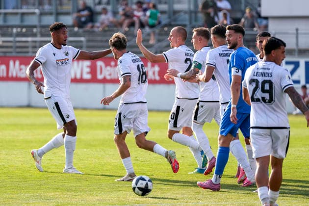 Spieler vom SV Sandhausen (SVS), jubeln über das Tor zum 1:0, Jubel, Torjubel, Torerfolg, celebrate the goal, goal, celebration, jubelt ueber das Tor, Freuen, Freude, freut sich, optimistisch, positiv, Spielszene, Highlight, Action, Aktion, 31.07.2026, Sandhausen (Deutschland), Fussball, bfv-Verbandspokal, 3. Runde, SV Sandhausen - TSG 1862 09 Weinheim