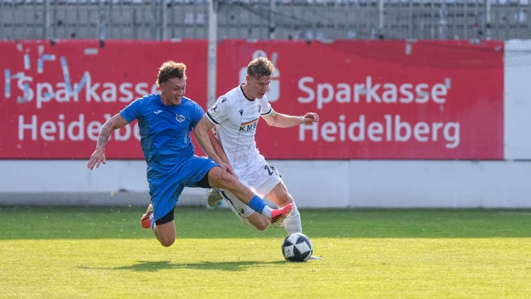 v.li.: Robert Langer (TSG, 26), Ken Gipson (SVS, 24), Zweikampf, Spielszene, Duell, duel, tackle, tackling, Dynamik, Action, Aktion, 31.07.2026, Sandhausen (Deutschland), Fussball, bfv-Verbandspokal, 3. Runde, SV Sandhausen - TSG 1862 09 Weinheim