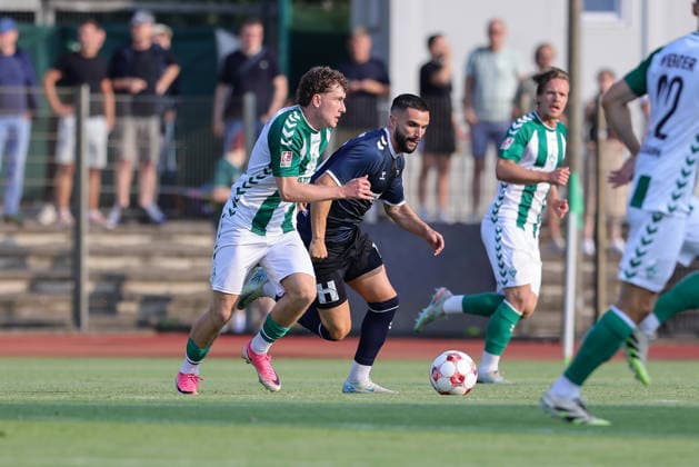 v.li.: Patrick Götzelmann (SV Werder Bremen II, 17) und Leon Demaj (VfB Oldenburg, 10) im Zweikampf, Duell, Dynamik, Aktion, Action, Spielszene, 31.07.2026, Bremen (Deutschland), Fussball, Regionalliga Nord, SV Werder Bremen II - VfB Oldenburg