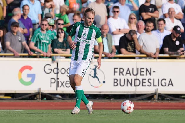 Cimo Röcker (SV Werder Bremen II, 5) am Ball, Freisteller, Einzelbild, Ganzkörper, Aktion, Action, Spielszene, 31.07.2026, Bremen (Deutschland), Fussball, Regionalliga Nord, SV Werder Bremen II - VfB Oldenburg