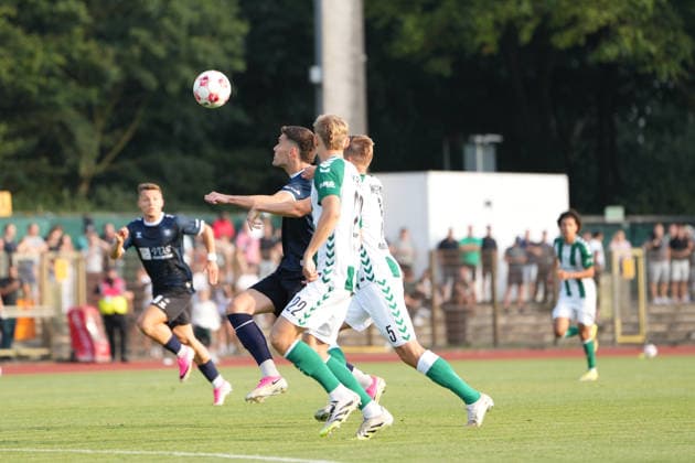 Fußball I Herren I Saison 2026-2027 I Regionalliga Nord I 1. Spieltag I SV Werder Bremen U23 - VfB Oldenburg I 31.07.2026 Mats Facklam (29, VfB Oldenburg) im Zweikampf mit Cimo Röcker (5, SV Werder Bremen II) und Paul Bellmann (22, SV Werder Bremen II) Bremen Stadiongelände Platz 11 Bremen Deutschland Copyright: xLobeca JonasxBoningx