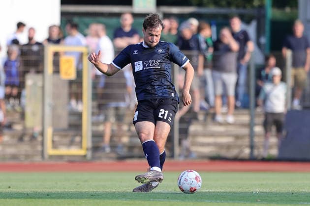 Nick Otto (VfB Oldenburg, 21) am Ball, Freisteller, Einzelbild, Ganzkörper, Aktion, Action, Spielszene, 31.07.2026, Bremen (Deutschland), Fussball, Regionalliga Nord, SV Werder Bremen II - VfB Oldenburg