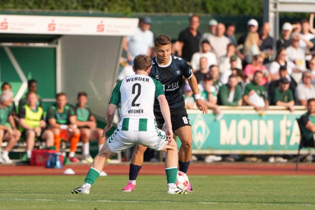 Fußball I Herren I Saison 2026-2027 I Regionalliga Nord I 1. Spieltag I SV Werder Bremen U23 - VfB Oldenburg I 31.07.2026 Johann Wegner (2, SV Werder Bremen II) verteidigt Rafael Brand (8, VfB Oldenburg) Bremen Stadiongelände Platz 11 Bremen Deutschland Copyright: xLobeca JonasxBoningx