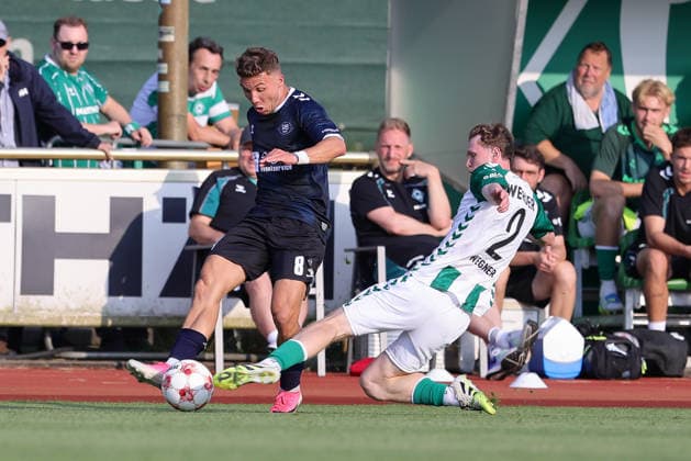 v.li.: Rafael Brand (VfB Oldenburg, 8) und Johann Wegner (SV Werder Bremen II, 2) im Zweikampf, Duell, Dynamik, Aktion, Action, Spielszene, 31.07.2026, Bremen (Deutschland), Fussball, Regionalliga Nord, SV Werder Bremen II - VfB Oldenburg