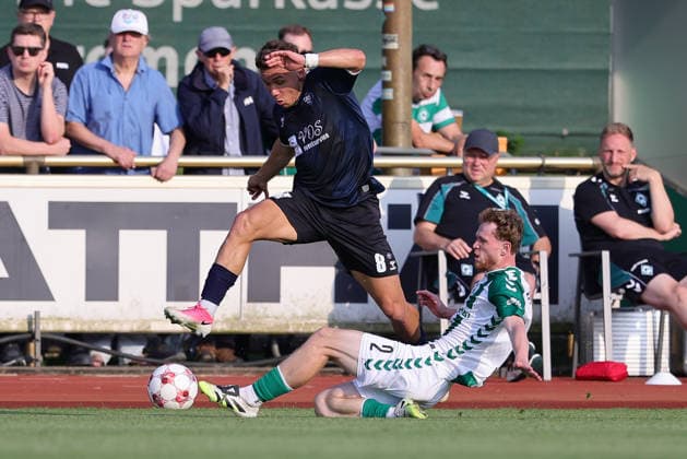 v.li.: Rafael Brand (VfB Oldenburg, 8) und Johann Wegner (SV Werder Bremen II, 2) im Zweikampf, Duell, Dynamik, Aktion, Action, Spielszene, 31.07.2026, Bremen (Deutschland), Fussball, Regionalliga Nord, SV Werder Bremen II - VfB Oldenburg