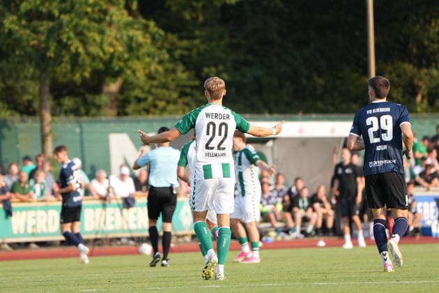 Fußball I Herren I Saison 2026-2027 I Regionalliga Nord I 1. Spieltag I SV Werder Bremen U23 - VfB Oldenburg I 31.07.2026 Paul Bellmann (22, SV Werder Bremen II) fordert ein Foulspiel Bremen Stadiongelände Platz 11 Bremen Deutschland Copyright: xLobeca JonasxBoningx