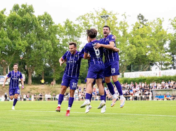 Fussball, Herren, Saison 2026 2027, Regionalliga Nordost (2. Spieltag), SV Tasmania Berlin - FC Erzgebirge Aue, v.l. Simon Skarlatidis (Aue), Patrick Kapp (Aue), Nils Lihsek (Aue), Stylianos Kokovas (Aue), Jubel nach Tor zum 0:1, 31.07. 2026, Copyright: xSebastianxRäppold MatthiasxKochx