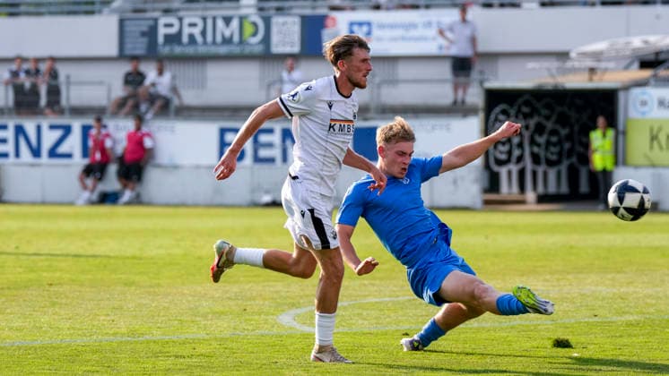 v.li.: Tim Korzuschek (SVS, 18), Maiko Rene Hertel (TSG, 18), Zweikampf, Spielszene, Duell, duel, tackle, tackling, Dynamik, Action, Aktion, 31.07.2026, Sandhausen (Deutschland), Fussball, bfv-Verbandspokal, 3. Runde, SV Sandhausen - TSG 1862 09 Weinheim